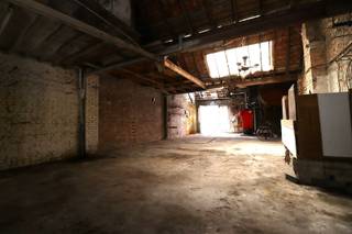 <p><span>Te koop loods - 100 m² in Kortrijk</span></p><p><span> </span></p><p><span>Achteraan een eigendom gelegen aan de Aalbeeksesteenweg in Kortrijk bevindt zich deze handige loods van ongeveer 100 m². De loods is bereikbaar via een gedeelde doorrit en biedt tal van mogelijkheden voor wie op zoek is naar extra opslagruimte of een ruime hobbyruimte.</span></p><p><span> </span></p><p><span>Troeven:</span></p><p><span> </span></p><p><span>Ca. 100 m² oppervlakte</span></p><p><span> </span></p><p><span>Vlot toegankelijke ligging</span></p><p><span> </span></p><p><span>Ideaal voor opslag, werkruimte of hobbygebruik</span></p><p><span> </span></p><p><span>Bereikbaar via een praktische doorrit</span></p><p><span> </span></p><p><span>Interesse in deze loods met tal van mogelijkheden? Neem gerust contact met ons op voor meer informatie of een bezichtiging!</span></p>