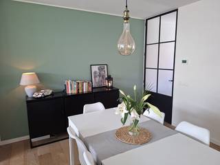 VERKOCHT<br /><br />Jonge (2018), instapklare en energiezuinige halfopen woning met grote raampartijen. Rustig gelegen in een doodlopende straat in Gijzenzele-Oosterzele, vlakbij Melle. Woning met groot volume: open leefruimte met gashaard, 4 volwaardige slaapkamers, 2 badkamers, carport, voldoende bergruimte. Huis ingericht met hoogwaardige materialen: stalen deur, parket, werkblad in de keuken uit Dekton, wastafel en douchebak uit solid surface.<br /><br />Graag een bezoekje? Bezichtigingen worden uitsluitend op afspraak georganiseerd op vrijdag 21 augustus en zaterdag 22 augustus door de eigenaars. Na deze bezoekmomenten kan u een bod uitbrengen onder gesloten omslag via het officiële bodformulier van de notaris. De vermelde prijs is een startprijs.<br /><br />Ligging: Op wandelafstand (180 m) van het dorp van Gijzenzele vindt u een basisschool, bakker/kruidenier, hoevewinkel, wekelijkse markt, restaurant en 4 laadpalen voor elektrische wagens. Dankzij de vlotte verbinding naar de E40 (1,5 km) bereikt u Gent, Aalst en Brussel in korte tijd. Centraal gelegen tussen Wetteren en Zottegem.<br /><br />Technisch: EPC-label A, vloerverwarming, ventilatiesysteem D, regenwaterput (aangesloten op toiletten, wasmachine en buitenkraan), elektrische keuring conform, condensatieketel, hoogwaardige isolatie.<br /><br />Indeling gelijkvloers: inkom met vestiaire, gastentoilet, leefruimte met gezellige zithoek met gashaard, eetkamer, leefkeuken, berging en open trap.<br />Indeling eerste verdiep: 3 slaapkamers, badkamer met dubbele lavabo en bad met douchescherm, apart toilet, wasplaats.<br />Indeling tweede verdiep: grote master bedroom met tv-hoek en ingebouwde kasten, badkamer met dubbele lavabo en inloopdouche, berging.<br />Derde verdiep: zolder te bereiken via valluik.<br />Buiten geniet u van een aangelegde voortuin, oprit, carport met aansluitende tuinberging en een aangelegde tuin met twee terrassen.