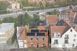 Op een uitstekende ligging vlak bij de Gentpoort en op wandelafstand van de Brugse binnenstad bevindt zich deze eigendom met interessant herontwikkelingspotentieel.<br />De bestaande rijwoning staat op een perceel met een breedte van ca. 12 meter en een diepte van ca. 6 meter. De woning telt momenteel ca. 175 m² bewoonbare oppervlakte, maar wordt voornamelijk aangeboden met het oog op afbraak en realisatie van een nieuw project, steeds onder voorbehoud van de geldende stedenbouwkundige voorschriften en vergunningen.<br />Dankzij de centrale ligging bevinden winkels, scholen, openbaar vervoer en andere dagelijkse voorzieningen zich in de onmiddellijke omgeving. Ook de Brugse binnenstad en belangrijke verbindingswegen zijn vlot bereikbaar.<br />Een interessante opportuniteit voor projectontwikkelaars, investeerders of bouwheren die op zoek zijn naar een centraal gelegen ontwikkelingssite in Brugge. <br />De vermelde prijs is een richtprijs. Elk bod hoger of lager dan de vermelde prijs wordt overgemaakt aan de eigenaar die zich het recht voorbehoudt om dit al dan niet te aanvaarden. <br />EPC: 386 kWh/m²jaar (energielabel D) (Vg, Wg, Gmo, Vkr, Gvv) Ref. BR00569