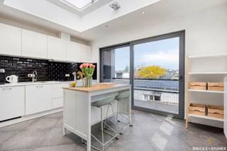 Dit aangename en lichtrijke 2-slaapkamerappartement is gelegen in een rustige straat, op steenworp van het Krugerpark.<br /><br />Het appartement bevindt zich op de tweede verdieping van een kleinschalig gebouw bestaande uit slechts twee entiteiten, waardoor er geen gemeenschappelijke kosten van toepassing zijn.<br /><br />Via de inkomhal betreedt u de leefruimte, die aansluit op een open en lichtrijke keuken. De keuken is uitgerust met een lichtkoepel en een schuifraam dat toegang biedt tot het terras. Verder beschikt de keuken over een vaatwasser, keramische kookplaat, afzuigkap en spoelbak.<br /><br />Aan de voorzijde van het appartement bevinden zich twee ruime slaapkamers. De aparte badkamer is voorzien van een douche, een dubbel lavabomeubel en aansluitingen voor een wasmachine en droogkast. Daarnaast is er een afzonderlijk toilet aanwezig.<br /><br />Het appartement beschikt over een gunstig EPC, privatieve meters en een kelderberging.<br /><br />Dankzij de gunstige ligging zijn openbaar vervoer en belangrijke invalswegen vlot bereikbaar. Het Krugerpark bevindt zich in de directe omgeving.