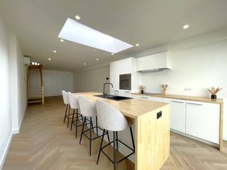 <p><span>NIELSESTRAAT 51, 2850 BOOM </span></p><p><span>Compleet gerenoveerde en energiezuinige gezinswoning!</span></p><p><span> </span></p><p><span>Op zoek naar een energiezuinige, instapklare gezinswoning? Dan is deze compleet gerenoveerde woning absoluut een bezoek waard!</span></p><p><span>De woning werd in 2025 en 2026 volledig vernieuwd, zowel binnen als buiten.</span></p><p><span>De hele interne structuur werd aangepakt, met speciale aandacht voor de technieken!</span></p><p><span>De woning is bovendien centraal gelegen, met scholen, supermarkten en openbaar vervoer op wandel- en fietsafstand.</span></p><p><span>Dankzij de nabijheid van de A12 en E19 zijn Antwerpen en Brussel vlot bereikbaar.</span></p><p><span> </span></p><p><span>Op het gelijkvloers vinden we een inkomhal, berging met aansluiting wasmachine en droogkast, een badkamer en een slaapkamer met airco.</span></p><p><span>Op Verd. -1: een leefruimte met wandkasten en een open keuken met zicht op het tuintje.</span></p><p><span>Op Verd. +1: twee slaapkamers en een apart toilet met handenwasser.</span></p><p><span>Op Verd. +2: een zolderkamer met geautomatiseerde schuiftrap.</span></p><p><span> </span></p><p><span>Met een EPC-label A is deze woning bijzonder energiezuinig. Het comfort wordt verder verhoogd door:</span></p><ul><li><span>Airconditioning in de leefruimte en slaapkamers</span></li><li><span>Vloerverwarming in de leefruimte</span></li><li><span>Centraal ventilatiesysteem</span></li><li><span>Zonnepanelen (3.220 Wp)</span></li></ul><p><span> </span></p><p><span>Interesse om deze woning zelf te ontdekken?<br />Neem dan contact met ons op via 03 888 44 01 of <span>info@immodillen.be</span></span><span>.</span></p>