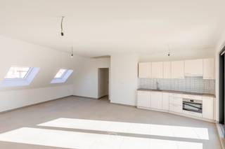 Belangrijk om te weten is dat u dit kan aankopen onder de <strong>2% registratiebelasting</strong> indien van toepassing voor u. Dit appartement ligt op de tweede en ook bovenste verdieping ligt dit <strong>volledig energetisch gerenoveerde</strong> appartement, waar comfort en licht centraal staan. Een grote troef is de nabije ligging van de <strong>markt van Lokeren.</strong> <br /><br />De<strong> lichtrijke leefruimte met open keuken </strong>vormt een het hart van het appartement. Vele raampartijen zorgen voor veel natuurlijk licht en creëren een mooie verbinding met het terras van ca. 10 m². Hier geniet u van een aangenaam open gevoel om buiten te ontspannen.<br /><br />Het appartement beschikt over <strong>twee ruime slaapkamers</strong>, een <strong>moderne</strong> <strong>badkamer</strong> en een praktische <strong>berging</strong> die zorgt voor extra opbergruimte. Het gastentoilet is apart. <br /><br />Voor een optimaal binnenklimaat werd gekozen voor een energiezuinige airco op een <strong>lucht-luchtwarmtepomp</strong>. Deze installatie verwarmt efficiënt tijdens de wintermaanden en zorgt tijdens warme zomerdagen voor aangename verkoeling. Hier geniet u dus van <strong>lage verbruikskosten</strong>.<br /><br />Er is een <strong>gemeenschappelijke fietsenberging inbegrepen</strong>.<br />Daarnaast hebt u hebt ook de mogelijkheid om een<strong> staanplaats</strong> mee aan te kopen, vraagprijs: 17.500 euro. <br /><br />Troeven nog eens op een rij:<br />Volledig gerenoveerd met ingrijpende energetische renovatie<br />Lichtrijke leefruimte met open keuken<br />Twee slaapkamers<br />Aankoop mogelijk onder het gunstige tarief van <strong>2% registratiebelasting </strong>(onder voorbehoud van het voldoen aan de wettelijke voorwaarden)<br /><br />Wenst u een bezoek in te plannen voor dit prachtig appartement?<br />Bel voor info of een vrijblijvend bezoek naar 03 502 98 74 of mail naar kristof@claves.be.<br />