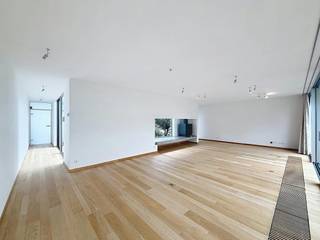 Bent u op zoek naar een gezellige woning in Anzegem? Dan is dit zeker iets voor u! <br /><br />INDELING:<br />- inkomhal <br />- lichtrijke leefruimte<br />- volledig geïnstalleerde keuken<br />- slaapkamer 1<br />- slaapkamer 2<br />- badkamer voorzien van lavabo, inloopdouche en ligbad<br />- ruime tuin<br /><br />ALGEMEEN<br />- grote tuin <br />- instapklaar <br />- lichtrijke ruimtes<br /><br />TROEVEN:<br />+ toegankelijk voor minder mobiele mensen <br />+ centrale ligging vlakbij station en bushalte <br />+ houtkachel in leefruimte<br />+ gordijnen aanwezig<br />+ koelruimte aanwezig <br /><br />De snelste manier om een bezoek te brengen aan deze woning? Vraag je bezoek aan via de rode knop op onze website (www.dewaele.com) en je wordt gecontacteerd door onze verhuurexpert. Telefonisch kunnen er geen afspraken gemaakt worden. Bij andere vragen kun je ons telefonisch contacteren via 056 605 605.
