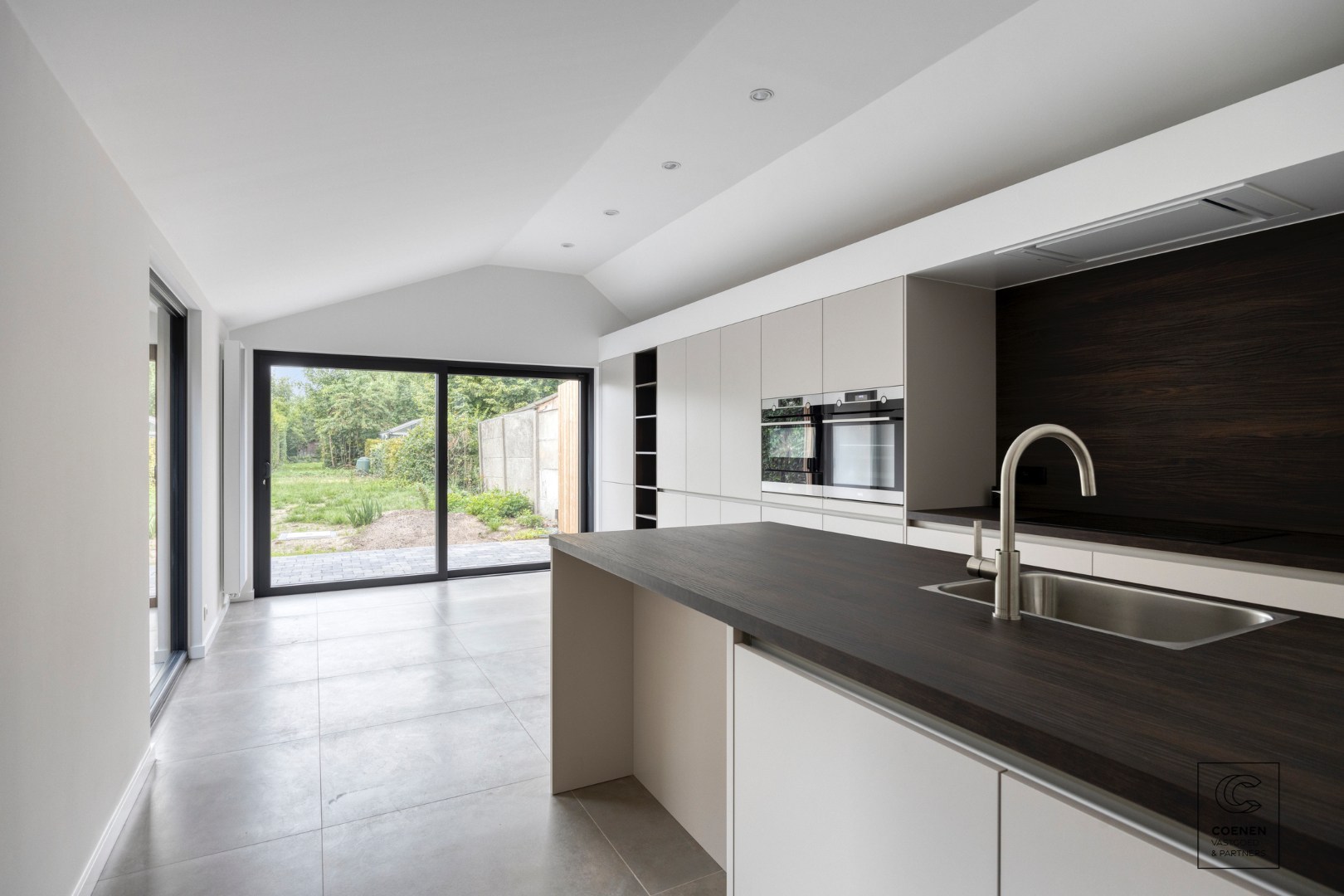 Prachtig, grondig gerenoveerde HOB met twee slaapkamers op een centrale ligging te Brasschaat! - foto 1