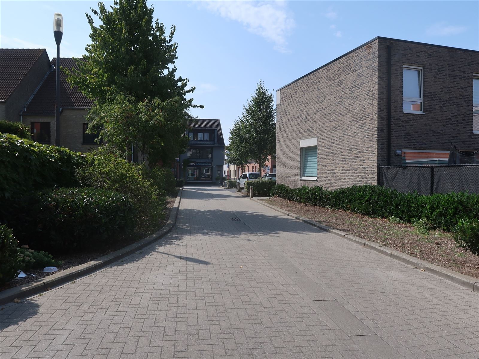 Centraal gelegen garage, vlakbij rijwoningen - foto 5