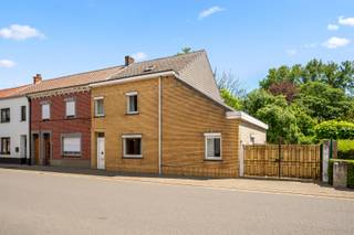 Deze standaard half open bebouwing in Boutersem is een ideale woning voor wie op zoek is naar een ruime en gezellige woonst. De woning beschikt over een tuin, een garage en 3 slaapkamers.<br />Topligging op 300m van het treinstation en 1400m van de autostrade E40.<br />De tuin van de woning heeft een zuidoostelijke oriëntatie, waardoor je hier optimaal van de zon kunt genieten. Kortom, deze woning in Boutersem is een ideale gezinswoning met voldoende ruimte en comfort.