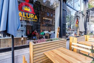 Karaktervol commercieel gelijkvloers vlakbij de Meir, verschillende musea en studentenbuurt (UA).<br /><br />Commercieel gelijkvloers met prachtige gevel en veel potentieel. Het handelspand heeft een oppervlakte van 54m² en een kelder van 10m², <br />Ideaal als opslagruimte. Het pand beschikt over een unieke gevelbreedte van 12m met al troef een uitstekende visibiliteit en passage. <br /><br />Perfect als investering en reeds verhuurd.<br />Huidige geïndexeerde jaarlijkse huuropbrengst bedraagt op heden 22.536,12 euro - wat gelijk staat aan een rendement van 5,7%!