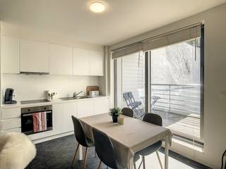 Disposition : 1° . : - espace de vie lumineux - cuisine ouverte équipée d'une cuisinière à induction, d'un four et d'un réfrigérateur-...