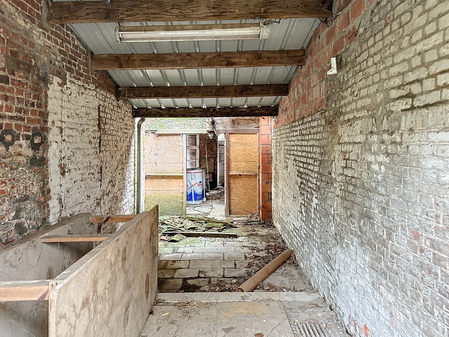 TOTAAL TE RENOVEREN WONING MET TUIN - foto 5