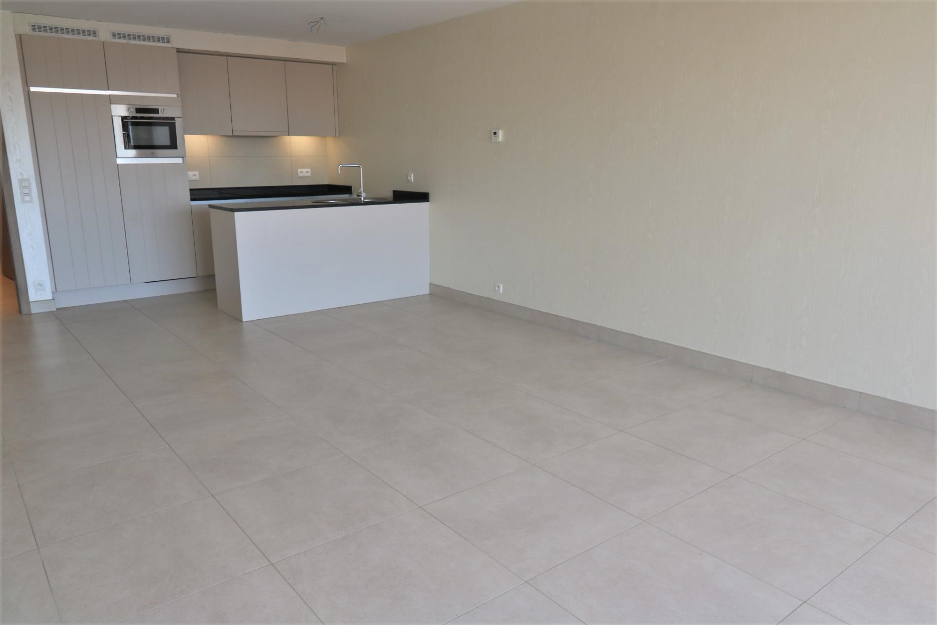 Instapklaar en modern 3-slaapkamer appartement met zonneterras te Oostende! - foto 4