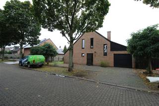 <p><span>Te huur: Gezinswoning met 3 slaapkamers en garage in Maasmechelen</span></p><p><span>Deze ruime woning is rustig gelegen in Maasmechelen en biedt alle comfort voor een gezin.</span></p><p><span>Via de inkomhal met trap bereikt u de gezellige woonkamer, die voorzien is van een sfeervolle houtkachel. Aansluitend bevinden zich de eetkamer en de keuken. De keuken is uitgerust met een kookplaat en dampkap en staat in open verbinding met de eetruimte.</span></p><p><span>Op het gelijkvloers vindt u verder een apart toilet en een praktische berging met aansluitingen voor een wasmachine en de cv-installatie.</span></p><p><span>De eerste verdieping beschikt over drie mooie slaapkamers en een badkamer uitgerust met een lavabo, toilet, ligbad en afzonderlijke douchecabine.</span></p><p><span>Uw wagen kunt u veilig parkeren in de garage.</span></p><p><span>Troeven van deze woning:</span></p><ul><li><span>3 volwaardige slaapkamers</span></li><li><span>Gezellige woonkamer met houtkachel</span></li><li><span>Eetkamer aansluitend aan de keuken</span></li><li><span>Badkamer met ligbad én douche</span></li><li><span>Apart gastentoilet</span></li><li><span>Praktische berging</span></li><li><span>Garage</span></li><li><span>Rustige ligging in Maasmechelen</span></li></ul><p><span>Huurprijs:</span><span> 1.200 per maand<br /></span><span>EPC:</span><span> 278 kWh/m² jaar<br /></span><span>Verwarming:</span><span> stookolie (mazout)</span></p><p><span>Voor meer informatie of een bezichtiging dien u aanvraag in via onze website! </span></p>