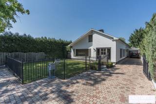 <p><strong>Altijd al willen "leven in weelde"? Dan is deze vrijstaande villa wellicht dé woning voor u!</strong><br /><br />In de grensgemeente <span><span>Weelde</span></span> bevindt zich deze gezellige en gerenoveerde vrijstaande villa met maar liefst vier ruime slaapkamers en een verwarmd buitenzwembad. Een ideale woning voor wie comfort, privacy en luxe wil combineren met ruimte en functionaliteit.</p>
<p>Bij binnenkomst treft u een inkomhal met aansluitend een bureau- of slaapkamer, perfect voor thuiswerk of gelijkvloers wonen. De woonkamer vormt het hart van de woning en biedt toegang tot de geïnstalleerde keuken en de gang. Via de gang bereikt u de zij-ingang, een gastentoilet en een extra logeerkamer.</p>
<p>De bijzonder ruime hoofdslaapkamer kijkt uit op de achtertuin en het zwembad en beschikt over een ensuite badkamer met ligbad, wastafel in meubel en een eigen toilet. De praktische bergruimte geeft via een afsluitbare schuifraam toegang tot het overdekte terras en de tuin.</p>
<p>Op de bovenverdieping leidt de vaste trap naar een royale overloop met toegang tot een ruime slaapkamer, een even ruime dressing en een luxueuze badkamer uitgerust met douche, dubbele wastafel, toilet en Finse sauna. Het aangrenzende terras beschikt over een unieke waterglijbaan die uitkomt in het met warmtepomp verwarmde zwembad. Het terras en de boordstenen zijn uitgevoerd in gebrande natuursteen, wat zorgt voor een stijlvolle en hoogwaardige uitstraling.</p>
<p>De volledig omheinde tuin garandeert optimale privacy en wordt vervolledigd door een gezellig barretje, een ruime garage en een automatisch bedienbare toegangs- en garagepoort.</p>
<h3>Pluspunten</h3>
<ul>
<li>
<p>Volledige privacy</p>
</li>
<li>
<p>Volledig omheind perceel</p>
</li>
<li>
<p>Verwarmd zwembad met waterglijbaan</p>
</li>
<li>
<p>2 badkamers en 4 slaapkamers</p>
</li>
<li>
<p>Mogelijkheid tot combinatie werk/wonen</p>
</li>
<li>
<p>Geïsoleerde kruipruimte</p>
</li>
<li>
<p>Aangelegd terras in gebrande natuursteen</p>
</li>
<li>
<p>CV-ketel vernieuwd (2026)</p>
</li>
<li>
<p>Ruime garage en oprit voor meerdere wagens</p>
</li>
<li>
<p>Centrale ligging, op een letterlijke steenworp van de Nederlandse grens</p>
</li>
<li>
<p>Vlakbij het gezellige Baarle-Nassau/Hertog en op korte afstand van Turnhout</p>
</li>
</ul>
<p>Een instapklare villa waar luxe, comfort en privacy centraal staan.</p>