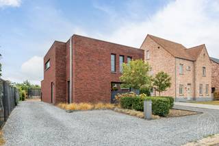 Deze moderne open bebouwing uit 2019 is instapklaar, energiezuinig en zonder grote werken. De open leefruimte met zithoek, eetplaats en volledig uitgeruste keuken vormt het hart van de woning. Dankzij de grote raampartijen geniet je hier volop van licht en zicht op de tuin.<br /><br />Op het gelijkvloers is er naast de leefruimte nog een apart bureau, berging en toilet. Boven zijn er drie slaapkamers en een moderne badkamer met inloopdouche, dubbele lavabo en toilet. De master bedroom beschikt bovendien over een aparte dressing.<br /><br />Ook buiten heeft deze woning heel wat troeven. De volledig omheinde, zuidgerichte tuin biedt maximale privacy en beschikt over een ruim terras van circa 50 m², een poolhouse en een tuinberging van maar liefst 30 m².  Op de ruime oprit is plaats voor vijf wagens.<br /><br />Deze BEN-woning heeft een E-peil 16 en een EPC label A, helemaal klaar voor de toekomst dus.<br /><br /><strong>Techniek en comfort</strong><br />• Bouwjaar 2019<br />• BEN-woning<br />• Warmtepomp lucht-lucht<br />• Zonnepanelen<br />• Vloerverwarming<br />• Airco in leefruimte + master bedroom<br />• Laadpaal voor elektrische wagen<br />• Regenwaterput 5.000 liter<br />• 3-dubbele beglazing<br />• Alarminstallatie en rookmelders<br />• Perceeloppervlakte 605 m²<br /><br /><strong>Eerlijk gezegd</strong><br />Naast het perceel staat een hoogspanningsmast. Die is zichtbaar en daar zijn we graag eerlijk over, maar de impact ervan ervaart iedereen anders. We hebben hier testen laten uitvoeren, er is absoluut geen gezondheidsrisico want de straling is minder dan die van je GSM.<br />We laten je liever zelf ontdekken hoe de woning en de tuin in de praktijk aanvoelen.<br /><br /><strong>Zin om te komen kijken?</strong><br />Neem gerust contact op met de eigenaar Michiel op 0486 93 34 64. Mailen kan ook naar michiel@mmsconsulting.be<br /><br /><strong><em>Bij Goedhuyzen geen klassieke makelaars, wij zijn vastgoedadviseurs. We combineren digitale snelheid en vaste prijzen met echte menselijke expertise. Wij adviseren de eigenaar om zijn woning zelf te verkopen en zetten de immo zo wat op zijn kop. Goed hè.</em></strong><br /> 