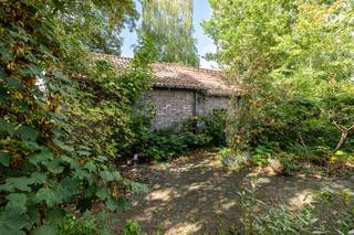 Karaktervolle hoevewoning met ruime groene tuin<br /><br />Molenhoek is een authentieke en rustige woonbuurt in Belzele, centraal gelegen tussen Evergem, Gent en Lievegem. Je woont er in een groene en landelijke omgeving, terwijl alle dagelijkse voorzieningen vlot bereikbaar zijn.<br /><br />Via de toegangspoort betreed je het perceel, waarna een private oprit je naar de woning brengt. Eenmaal binnen beschikt de woning over een open leefruimte, keuken, badkamer en twee slaapkamers. Daarnaast zijn er een handige zolder en kelder aanwezig, die zorgen voor extra bergruimte.<br /><br />De ruime, volledig groene tuin is zonder twijfel één van de grootste troeven van deze woning. De groene omgeving zorgt voor een gevoel van rust en privacy en biedt tal van mogelijkheden.<br /><br />De woning biedt bovendien een uitstekende basis voor renovatie en heeft alle troeven in huis om uit te groeien tot een karaktervolle hoevewoning, volledig omringd door groen. Een ideale opportuniteit voor wie op zoek is naar een woning met authenticiteit en potentieel.<br /><br />Troeven: <br /><br />Topligging in een rustige en groene omgeving<br />Authentiek karakter<br />Tal van mogelijkheden voor renovatie<br /><br />Beschikbaar bij akte<br /><br />Contacteer Topvastgoed voor een bezoek op 0475 700 700.