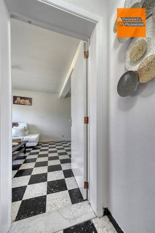 <p><span>Lichtrijk, op te frissen 2-slaapkamerappartement met garagebox.</span></p><p><span>In een rustige straat op een paar honderd meter van het centrum van Kortenberg met al zijn faciliteiten op loopafstand vindt men dit 2-slaapkamerappartement op de eerste verdieping van een kleinschalige mede-eigendom van 2 units.</span></p><p><span>De traphal in de ruime gemeenschappelijke inkomhal leidt u tot de eerste verdieping met een aparte bureauruimte (+/- 6m², niet op de beelden) en het appartement. </span></p><p><span>De leefruimte van +/- 26 m² geniet van veel lichtinval dankzij 2 grote ramen en wordt verlengd door de keuken, voorzien van aansluiting voor de wasmachine.</span></p><p><span>Via de keuken hebt u toegang tot het zuidgerichte terras van +/- 8 m² met open zicht.</span></p><p><span>Verder is er een grote slaapkamer van +/- 15m² en een tweede slaapkamer van +/- 9 m² toegankelijk via de douchekamer (ruime douche en lavabo) en een aparte WC.</span></p><p><span>Aan de achterkant is een privatieve ruime garagebox ( +/- 24 m² bruto ), in de prijs inbegrepen.</span></p><p><span>Individuele verwarming op gas, waterverzachter, overal rolluiken, geen syndicus, geen lift, zeer bescheiden gemeenschappelijke kosten.</span></p><p><span>Elektriciteit is conform, dak recent vernieuwd. Het EPC heeft een score van 304 kWh en houdt geen rekening met de recente vernieuwde ramen en deur aan de achterkant.</span></p><p><span>Bestuursmaatregelen in het maatregelenregister: neen</span></p><p><span>Ideale woning voor starters, maar ook als investering, vlotte verhuring.</span></p><p><span>Het appartement zal vrij zijn bij akte.</span></p><p><span>Mis deze kans niet en boek snel uw bezoek via 078 48 47 00 of via <span>info@ap-p.be</span></span><span>.</span></p>