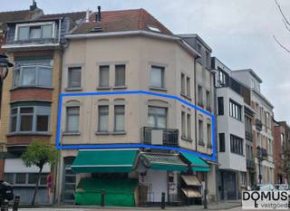 -Bel Sureyya voor een bezoek op het nummer 0485/867926-

Ontdek dit charmante appartement te koop in het hart van Evere, ideaal gelegen op wandelafstand van winkels, openbaar vervoer en alle nodige voorzieningen.

Het appartement beschikt over twee comfortabele slaapkamers en een verzorgde badkamer. De lichtrijke leefruimte vormt het hart van de woning en geniet van een aangename natuurlijke lichtinval, wat zorgt voor een warme en uitnodigende sfeer. Aansluitend vindt u een functionele keuken die perfect aansluit bij het dagelijks wooncomfort.

Dankzij de centrale ligging combineert dit appartement rustig wonen met een vlotte bereikbaarheid. Ideaal voor starters, koppels of als investering.

Een uitstekende opportuniteit in een gegeerde buurt – zeker een bezoek waard!