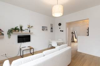 Op zoek naar een instapklaar appartement aan de kust? Dit <strong>volledig vernieuwde appartement met één slaapkamer</strong> combineert een moderne afwerking met een uitstekende ligging nabij het centrum en de Zeedijk van Oostende.<br />Het appartement bevindt zich op de tweede verdieping van een kleinschalig gebouw. Een bijkomend voordeel is de afwezigheid van een lift, waardoor er <strong>geen syndickosten</strong> zijn.<br />Dankzij de doordachte indeling, de hedendaagse inrichting en de gunstige energieprestatie is dit appartement bijzonder interessant voor wie op zoek is naar een comfortabele woonst aan zee of een rendabele investering.<br /><strong>Indeling:</strong>
<ul>
	<li><span>Inkomhal</span></li>
	<li><span>Moderne woonkamer met eetplaats</span></li>
	<li><span>Open keuken, uitgerust met alle nodige elektrische toestellen, waaronder een elektrisch kookvuur, vaatwasser, combi-oven en koelkast</span></li>
	<li><span>Afzonderlijke bergruimte</span></li>
	<li><span>Moderne badkamer met inloopdouche</span></li>
	<li><span>Ruime, volwaardige slaapkamer</span></li>
</ul>
<strong>Extra troeven:</strong>

<ul>
	<li><span>Volledig gerenoveerd en instapklaar</span></li>
	<li><span>EPC-label B</span></li>
	<li><span>Elektrische installatie conform het AREI</span></li>
	<li><span>Kleinschalig gebouw zonder lift</span></li>
	<li><span>Geen syndickosten</span></li>
	<li><span>Gelegen nabij het centrum, de winkels, restaurants en de Zeedijk</span></li>
</ul>
<strong>Een ideale opportuniteit als vaste woonst, tweede verblijf of investering voor vakantieverhuur!</strong><br />Interesse of wenst u meer informatie? Neem gerust contact op via:<br /><strong>Telefoon:</strong> 0495/50.69.20<br /><strong>E-mail:</strong> nicolas@jolieinvest.be<br /> 