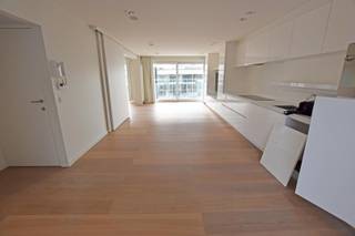 A LOUER: Bel appartement avec vue latérale sur mer, situé au centre sur la place du Phare<br /><br />Composition: hall d'entrée avec vestiaire et toilette invitée, séjour et coin repas lumineuse avec cuisine ouverte, donnant sur la terrasse ouest avec vue sur mer.<br />Chambre à coucher avec armoire encastrée et salle de douche attenante, 2ème chambre plus petite avec lits superposés et salle de douche, dans le séjour il y a une porte coulissante vers une 3ème chambre à coucher avec armoires encastrées et salle de douche attenante avec toilette.<br /><br />Charges communes: €100/mois.