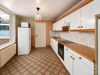 <p>Ontdek deze ruime, gedeeltelijk gerenoveerde 3-gevelwoning met zijdelingse toegang, ideaal gelegen in Lessines. Dicht bij alle voorzieningen zoals de A8, winkels, scholen, het station, enz. Een perfecte leefomgeving voor een gezin.</p><p>De gelijkvloerse verdieping omvat een inkomhal die toegang geeft tot een ruime, lichtrijke leefruimte en een te moderniseren keuken. Verder beschikt de woning over een grote kelder en de mogelijkheid om, volgens uw wensen, een extra badkamer te creëren.</p><p>Een veranda vervolledigt deze leefruimte en geeft toegang tot het terras en de ruime tuin.</p><p>Op de eerste verdieping geeft een nachthal toegang tot drie slaapkamers en een douchekamer met toilet.</p><p>De woning beschikt eveneens over een zolder die extra bergruimte biedt of bijkomend inrichtingspotentieel heeft.</p><p>Technisch: PVC-ramen met dubbele beglazing, verwarming op gas met recente ketel, EPC D, conforme elektriciteit.</p><p>Een lichtrijke woning met veel potentieel, ideaal voor gezinnen die op zoek zijn naar comfort en ruimte.</p><p>Voor meer informatie of om een bezoek te plannen, contacteer ons via: 0499/34.68.24 of via anne-sophie@immobeguin.be</p>