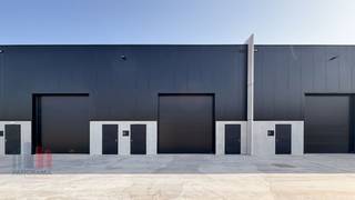 KMO-unit van 280 m² te huur, de unit maakt deel uit van het "Stuckens Business Park" en is strategisch gelegen in Buggenhout, aan de rand van het Buggenhoutbos, op de grens tussen Vlaams-Brabant en Oost-Vlaanderen, met vlotte verbindingen naar de N47 richting E17, A12, en op 20 minuten naar zowel de Brusselse Ring (R0) als de E40.<br /><br />De casco loods heeft een vrije hoogte van 6 m en is opgebouwd uit een beton/staalstructuur en een geïsoleerd dak. Elk magazijn is toegankelijk via een automatische sectionale poort (4,5 m B  x 4,5 m H) en aparte toegangsdeur met/zonder raampartij. Daarnaast is de unit voorzien van een lichtstraat met rookluik (brandklasse C), LED-verlichting, aansluitingen voor water, elektriciteit (63A 3x400V), internet en afvoer en sanitaire voorziening.<br /><br />Ruime parkeerplaatsen op de site.<br />Oplevering is voorzien vanaf <strong>Q4 2025.</strong><br /><br />Contacteer <strong>PANORAMA B2B </strong>voor bijkomende inlichtingen of een vrijblijvend plaatsbezoek<strong> 0477 07 30 30.</strong>