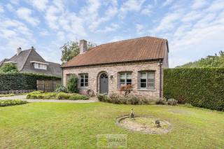 <strong>IDEALIS VASTGOED – INSTAPKLARE EENGEZINSWONING MET 4 SLAAPKAMERS EN EEN BEWOONBARE OPPERVLAKTE VAN +- 195M² OP EEN PERCEEL VAN +- 9A 20CA IN KLEINE-BROGEL (PEER). <strong>De woning is gelegen vlak bij de dorpskern van het gezellige kleine-Brogel en op enkele minuten verwijderd van de centra van Peer, Kaulille, Bocholt en Pelt. Ideaal voor zij die op zoek zijn naar een ruime instapklare woning met 4 slaapkamers!!</strong></strong><br /><br /><strong>LIGGING: </strong><br />Deze woning is gelegen langs de Lillerbaan, dichtbij het centrum van Kleine-Brogel (Peer) en omgeven door het groen doch ook centraal gelegen t.o.v. omliggende gemeenten zoals Pelt en Bocholt. Faciliteiten zoals scholen, horeca, grootwarenhuizen, skipiste Snowvalley, voetbalpleinen ,I-fitness, skatepark , … zijn makkelijk bereikbaar.<br /><br /><strong>INDELING:<br />GELIJKVLOERSE VERDIEPING: </strong><br />- inkomhal met trap naar overloop - lichtrijke woonkamer voorzien van houtkachel met aangrenzend keuken met keukeneiland voorzien van alle comfort en ruim voldoende opbergruimte - slaapkamer gelijkvloerse verdieping - badkamer voorzien van douche en dubbele wastafel - apart toilet - berging - achterinkom - wasplaats - kantoorruimte -<br /><br /><strong>EERSTE VERDIEPING:</strong><br />- overloop - slaapkamer met inloopkast - slaapkamer 3 - slaapkamer 4 - zolderkamer -<br /><br /><strong>GARAGE:</strong><br />- dubbele garage met achterliggende carport -<br /><br /><strong>TUIN:</strong><br />- mooi aangelegde en goed onderhouden tuin met overdekt terras -<br /><br /><strong>EXTRA TROEVEN:</strong><br />- Goed onderhouden instapklare ééngezinswoning<br />- Bouwjaar 1988<br />- +- 195 m² bewoonbare oppervlakte<br />- Ruim perceel van +- 9a 20ca<br />- 4 slaapkamers<br />- Gunstig EPC label C 249 kWh/m² jaar<br />- Verwarming op stookolie<br />- Momenteel verhuurd aan €1.200<br />- Huur kan opgezegd worden voor eigen gebruik met een opzegtermijn van 6 maanden<br /><br /><strong>EPC: Label C 249 kWh/(m²jaar) kWh met certificaatnummer:</strong> <strong>20240430-0003233388-RES-1<br /><br /><strong>Stedenbouwkundige Inlichtingen:</strong></strong><br />– Bouwvergunning – Woongebied met landelijk karakter – Geen dagvaarding – Geen voorkooprecht – Geen verkavelingsvergunning –<br /><br /><strong>O-peil: </strong>niet overstromingsgevoelig<br />P-score: A<br />G-score: A<br /><br /><strong>Asbestattest: 20260923-000165.000</strong><br /><br /><strong>Benieuwd naar deze woning? Ons IDEALIS Team geeft U met plezier en steeds vrijblijvend de nodige informatie via e-mail , ter plaatse of op ons kantoor te Pelt.<br />Wenst U advies omtrent uw eigen woning? Graag plannen wij vrijblijvend met U een afspraak in om onze expertise met U te delen, steeds tot Uw dienst!!<br />Neem contact op met IDEALIS VASTGOED op 011/515 565 of mail naar info@idealisvastgoed.be!</strong><br />