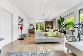 Voor meer info en foto’s, surf naar www.swevers.be – Deze indrukwekkende villa aan de Beverlosesteenweg 322 in Paal biedt een unieke combinatie...