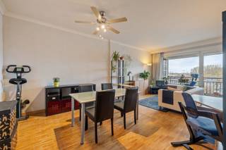 Ontdek dit lichtrijke en energiezuinige appartement met 2 slaapkamers, gelegen op de tweede verdieping van een goed onderhouden gebouw in hartje Linkeroever. Dankzij de centrale ligging bevindt alles zich op wandelafstand: winkels, openbaar vervoer, parken en diverse voorzieningen.<br /><br />Met een gunstig EPC-label B en een doordachte indeling is dit appartement de ideale thuisbasis voor wie comfort, bereikbaarheid en zorgeloos wonen belangrijk vindt.<br /><br />Het appartement beschikt over 2 ruime slaapkamers en een badkamer met ligbad, ideaal voor wie houdt van een praktisch ingedeelde woonruimte. De leefruimte geniet van veel natuurlijk licht, wat zorgt voor een aangename en open sfeer.<br /><br />Verder is het appartement asbestveilig, wat een belangrijke geruststelling biedt voor de toekomst.<br /><br />Bel ons op 052 46 38 03 of mail naar info@uw-huis.be voor meer info of een bezoek.