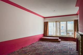 <p><span>Drie appartementen met tuin en terrassen: renovatieproject in Borgerhout</span></p>
<p><span>Op een goede locatie in Borgerhout bevindt zich dit te renoveren appartementsgebouw met betonstructuur. Het pand omvat drie appartementen en staat momenteel volledig leeg. De tuin, de terrasjes op de verdiepingen en de volledige onderkeldering vullen de bestaande indeling aan.</span></p>
<p><span>INDELING</span></p>
<p><span>Gelijkvloers</span><br /><span>Het gelijkvloerse appartement beschikt over een inkomhal, woonkamer, keuken, badkamer en één slaapkamer. Aan het gebouw is een tuin aanwezig.</span></p>
<p><span>Bovenverdiepingen</span><br /><span>De twee bovenliggende appartementen omvatten elk een inkomhal, ruime woonkamer, keuken, badkamer en twee slaapkamers. Beide appartementen beschikken over een terrasje.</span></p>
<p><span>Kelder</span><br /><span>Het gebouw is volledig onderkelderd, waardoor er bijkomende ruimte voor berging aanwezig is.</span></p>
<p><span>RENOVATIEPOTENTIEEL</span></p>
<p><span>Het pand dient gerenoveerd te worden en biedt de mogelijkheid om de drie appartementen een hedendaagse inrichting en afwerking te geven. Doordat het gebouw volledig leegstaat, kan de toekomstige eigenaar de renovatieplanning uitwerken zonder lopende huurovereenkomsten.</span></p>
<p><span>Ontdek de mogelijkheden tijdens een bezoek. Contacteer Immo Point Noordrand via 03 535 12 75.</span></p>
<p><span>RENOVATIEPLICHT: Op dit pand rust een renovatieverplichting. De betrokken wooneenheden moeten binnen zes jaar na het verlijden van de authentieke aankoopakte energetisch gerenoveerd worden tot minstens EPC-label D.</span></p>
<p><span>BEWOONBARE OPPERVLAKTE: De vermelde ‘bewoonbare oppervlakte’ is gebaseerd op de nuttige oppervlakte zoals vermeld in de kadastrale legger.</span></p>
<p><span>Kernwoorden: Borgerhout, appartementsgebouw, renov</span></p>