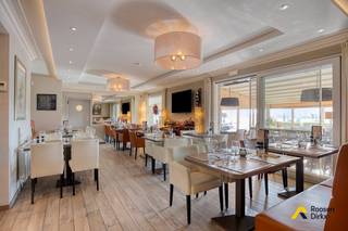 Bekijk de virtuele rondleiding op onze website onder 'virtueel bezoek'!<br /><br />Op ’t Hasseltkiezel 19A in Bree presenteren wij een hoogwaardig afgewerkt en volledig instapklaar horecapand, perfect voor wie meteen wil starten zonder grote investeringen. Het gebouw werd in 2020 volledig vernieuwd en heeft sindsdien een stijlvolle, professionele en bijzonder verzorgde uitstraling.<br />Binnen vindt u een moderne zaak met ca. 46 zitplaatsen, ontworpen met oog voor comfort en efficiëntie. De open keuken is een opvallende troef: volledig uitgerust met kwalitatief horecamateriaal, inclusief een professionele houtskoolgrill als blikvanger. Alles is functioneel ingericht en de inboedel vertoont weinig slijtage, u kan meteen operationeel zijn.<br /><br />Een bijkomende troef is het afsluitbare en verwarmde overdekte terras met ca. 60 zitplaatsen—wind- en waterdicht, en dus perfect bruikbaar gedurende het hele jaar. Buiten beschikt het pand over ruime parkeergelegenheid op eigen terrein. <br />Het pand is momenteel verhuurd, maar kan vrij ter beschikking gesteld worden opdat u kort na akte starten. De huidige eigenaar is bereid om u te begeleiden voor een vlotte opstart. Dankzij zijn ervaring en uitgebreid netwerk kunt u rekenen op waardevolle ondersteuning om deze zaak rendabel en doordacht verder te zetten.<br />Een bijkomend pluspunt: de eigenaar investeert nog in een PV-installatie.<br /><br />Dit horecapand is ideaal voor een ondernemer die op zoek is naar een degelijk uitgebouwd en rendabel geheel zonder verrassingen.<br /><br />PRIJS:<br />- Gedeelte onroerend: 250 000 EUR<br />- Gedeelte roerend (inboedoel): 80 000 EUR<br />- Huurkoop mogelijk<br />- Tussenoplossingen in overleg<br /><br />PRO: <br />- instapklaar<br />- recent verbouwd<br />- hoogwaardige horecamaterialen<br />- doorachte indeling, gebaseerd op ervaring<br />- vlotte bereikbaarheid, voldoende parking<br />- op 5 minuten van Bree, Maaseik en Kinrooi, 15 minuten van de Nederlandse grens<br /><br />INDELING:<br />Gelijkvloers - binnen (140m²)<br />- Inkom overdekt<br />- Tochtsas <br />- Horecaruimte: knusse zitplaats, zicht op keuken<br />- Open keuken<br />- Tussenruimte - berging <br />- Achterinkom<br />- Koelcellen<br />- Natte ruimte (afwas etc)<br />- Toilet met sas (2x toilet + lavabomeubel)<br /><br />- Overdekt terras (85m²)<br />- Parking met vlotte circulatie rond gebouw<br /><br />Omschrijving roerende inboedel:<br />Tafels, stoelen, zitbanken, bankstellen, vaatwasmachines, koel- en vriescellen, koelkasten en diepvriezers, geluidsinstallatie (luidsprekers en versterker), tv-schermen, spoelbak, spoeltafel, pastakoker, kassa, koelgroep, warmtepompen, ijsblokjesmachine, werkbank, salade bufferbar, friteuse + bain-marie, gekoelde werkbank, afzuiginstallaties (dampkappen), gasfornuis, opbergrekken, houtskool grill, stoelkussens, rekstelling, camerabewaking, verlichting, decoratiemateriaal, spiegels, potten en pannen, borden,<br />bestekmateriaal, schotels, glazen, tassen, menukaarten etc.<br /><br />Algemeen:<br />- Gunstig EPC!<br />- Stenen vloeren<br />- Verwarming met lucht-lucht warmtepomp gecombineerd met PV-installatie<br />- Elektrische installatie gekeurd, camerasysteem &amp; alarm aanwezig, ....<br /><br /><br /> 