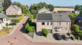 <p><strong>Moderne halfopen bebouwing in een rustige doodlopende straat in Everberg.</strong><br /><br />Deze verzorgde woning uit 2001 combineert comfortabel wonen met energiezuinige technieken en een groene, residentiële ligging. Dankzij het EPC A, de zonnepanelen met 10 kWh batterijsysteem, conforme elektriciteit en waterverzachter geniet je hier van een toekomstgerichte woning met lage energiekosten. Het geïntegreerde domoticasysteem zorgt voor een slimme bediening van de verlichting en radiatoren, wat extra comfort biedt in het dagelijkse leven. De woning bevindt zich in een bosrijke en landelijke omgeving, vlak bij scholen, openbaar vervoer en belangrijke invalswegen. De aangename tuin van 300 m² maakt het geheel compleet.<br /><br /><u><strong>Belangrijkste ruimtes:</strong></u><br />• Inkomhal van 10 m² met vlotte toegang tot de leefruimtes<br />• Woonkamer van 28 m² met aangename lichtinval<br />• Keuken van 14 m² met praktische indeling<br />• Berging van 6 m² voor extra opslagruimte<br />• Garage van 21 m² en bijkomende parkeerplaats<br />• Badkamer van 8 m²<br />• Vier slaapkamers van 25 m², 16 m², 13 m² en 11 m²<br />• Tuin van 300 m² in een rustige en groene omgeving<br /><br /><u><strong>Troeven:</strong></u><br />• EPC A met zonnepanelen, 10 kWh batterij, conforme elektriciteit en waterverzachter<br />• Domoticasysteem voor verlichting en radiatoren<br />• Gelegen in een rustige doodlopende straat nabij scholen en openbaar vervoer<br /><br />Meer informatie of een bezoek met Nicolas Geeraerts? Contacteer ons via +3223351115<br />JOUW DROOMHUIS. ZO GEVONDEN!</p>