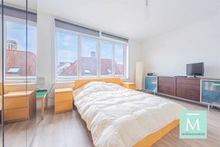<p><span>Mooi en lichtrijk appartement midden in het centrum van Mechelen</span></p><p><span>Altijd al op zoek geweest achter een gezellig en knus appartement in hartje Mechelen? Kom dan zeker eens kijken naar dit appartement!</span></p><p><span>Bij het betreden van dit appartement valt de lichtrijkheid u onmiddellijk op. Zowel aan de voor- als aan de achterzijde beschikt dit appartement over grote raampartijen.</span></p><p><span>De leefruimte grenst aan het aangename en overdekte terras waar er in de ochtendzon kan ontbeten worden. De naastliggende keuken vormt een open verbinding met de leefruimte. Volledig uitgerust met alle benodigdheden kunnen hier de lekkerste maaltijden bereid worden. Zo beschikt de keuken over een gasvuur, oven, inox spoelbak,...</span></p><p><span>De nachthal zorgt voor de verbinding tussen de woonkamer en de grote slaapkamer. Hierbij passeren we de badkamer (uitgerust met douche, wc en lavabo) en naastliggend treffen we nog een berging aan met aansluiting voor wasmachine en droogkast.</span></p><p><span>De grote slaapkamer biedt ruimschoots de mogelijkheid tot het plaatsen van een bureautafel indien er af en toe van thuis uit dient gewerkt te worden.</span></p><p><span>Het appartementsgebouw beschikt over drie appartementen en een gelijkvloers. Deze kleine vorm van mede-eigendom zorgt voor lage maandelijkse gemeenschappelijke kosten.</span></p><p><span>Groot pluspunt van dit appartement is de ligging. Te voet of met de fiets kan u overal heen: zo is de horeca van centrum Mechelen op wandelafstand, is het station nabij en kan u eenvoudig naar Antwerpen/Brussel via trein of E19 verbinding.</span></p><p><span>Geïnteresseerd in dit fijne appartement? Contacteer ons dan spoedig op 015/20.20.82 of <span>info@demakelaardij.be</span></span><span> voor een bezoek ter plaatse!</span></p>