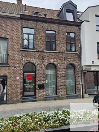 Modern en volledig vernieuwd duplex appartement, ideaal gelegen in het centrum van Aalter aan de Markt. Dit instapklare appartement bevindt zich op...