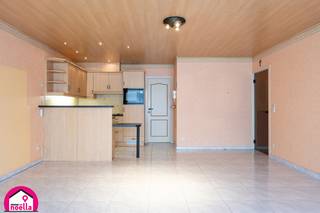Een likje verf en dit ruime appartement is volledig instapklaar!
Bent u op zoek naar een ruim appartement op een toplocatie? Dan is dit een buitenkans.
Dit appartement bevindt zich op de derde verdieping in het hart van Westende-Bad en beschikt over één zeer ruime slaapkamer, een lichte en ruime woonkamer en twee terrassen waar u op elk moment van de dag van de buitenlucht kunt genieten.
De ligging is een absolute troef. Alles bevindt zich op wandelafstand: de nieuwe zeedijk, het strand, de bakker, beenhouwer, apotheek, krantenwinkel, schoenen- en kledingzaken en het openbaar vervoer.
Extra pluspunten:
Private kelder.
Elektrische installatie conform.
EPC: 225 kWh/m² jaar (label C).
Asbestveilig.
Kom dit appartement zelf ontdekken en vorm uw eigen mening. Misschien wordt dit wel uw nieuwe thuis of de ideale tweede verblijfplaats aan zee! Info 0471 10 63 68