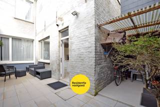 Ruime gezinswoning/vakantiewoning in Nieuwpoort-Stad –instapklaar op 125 m²<br />Bent u op zoek naar een topinvestering of een droomplek aan zee? Deze woning in, Nieuwpoort is een unieke kans! <br />Deze karaktervolle woning werd gerenoveerd in 2016, combineert ruimte en comfort:<br />- 3 volwaardige slaapkamers + kinderkamers.<br />- 2 badkamers <br />- 200 m² bewoonbare oppervlakte op een perceel van 125 m²<br />- Energiezuinig met EPC 155 – label B<br />- Een gezellig zonnig terras met fietsenberging;<br />De woning is volledig instapklaar en kan met inboedel verkocht worden.<br /><br />Neem voorsprong met een vrijblijvende en gratis schatting van uw eigendom via:<br />http://www.residentievastgoed.be/gratisonlineschatten<br /><br />(Ref. NI17744)