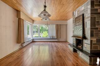 <p><strong>Zeer ruime hoekwoning op den Heuvel met 4 slaapkamers, praktijkruimte en mogelijkheden voor kangoeroewonen</strong></p>
<p>Deze <strong>bijzonder ruime hoekwoning</strong> onderscheidt zich door haar royale woonvolume en veelzijdige indeling. Met <strong>4 volwaardige slaapkamers, 2 badkamers, 2 keukens en meerdere leefruimtes</strong> biedt de woning uitzonderlijk veel mogelijkheden voor een groot of samengesteld gezin. Een extra kamer op het gelijkvloers kan bovendien perfect dienstdoen als <strong>bureau, praktijkruimte of 5e slaapkamer</strong>. De indeling van de eerste verdieping maakt ook <strong>kangoeroewonen of wonen met inwonende familie</strong> mogelijk. Buiten beschikt de woning over een volledig omheinde tuin, overdekt terras, ruime oprit en een grote vrijstaande garage.</p>
<p><strong>Gelijkvloerse verdieping<br /></strong>-<strong>Royale inkomhal</strong> <br />-Ruime en lichtrijke <strong>leef- en eetkamer</strong> met houtgestookte open haard<br />-Grote raampartijen zorgen voor veel natuurlijk licht<br />-Afzonderlijke <strong>bureau-/praktijkruimte</strong>, eveneens geschikt als speelkamer, hobbyruimte of 5e slaapkamer<br />-Keuken met keramische kookplaat, dampkap en koelkast<br />-Rechtstreekse toegang vanuit de keuken tot het <strong>overdekte terras en de tuin<br /></strong>-Aansluitende <strong>berging/wasplaats<br /></strong>-Badkamer met <strong>inloopdouche en lavabomeubel<br /></strong>-Apart gastentoilet<br />-Toegang tot de <strong>kelder</strong></p>
<p><strong>Eerste verdieping<br /></strong>-<strong>2 ruime slaapkamers<br /></strong>-Tweede badkamer met douche, lavabomeubel en toilet<br />-<strong>Tweede keuken</strong> met kookfornuis en dampkap<br />-Aansluitende, ruime <strong>leef- en eetkamer<br /></strong>-Dankzij de combinatie van een eigen keuken, leefruimte, slaapkamers en badkamer is deze verdieping bijzonder interessant voor <strong>kangoeroewonen, inwonende familie of een samengesteld gezin</strong></p>
<p><strong>Tweede verdieping<br /></strong>-<strong>2 bijkomende slaapkamers<br /></strong>-2 praktische bergruimtes<br />-Afgesloten traphal<br />-Extra <strong>bergzolder</strong> bereikbaar via een vlizotrap</p>
<p><strong>Tuin en buitenruimte<br /></strong>-<strong>Volledig omheinde tuin<br /></strong>-Ruim <strong>overdekt terras</strong>, rechtstreeks aansluitend op de woning<br />-Grote oprit met <strong>parkeermogelijkheid voor meerdere wagens<br /></strong>-Royale <strong>vrijstaande garage</strong> achteraan op het perceel<br />-Garage voorzien van een <strong>smeerput</strong> en veel bijkomende opslag- en werkruimte</p>
<p><strong>Bijzonderheden<br /></strong>-<strong>4 volwaardige slaapkamers <br /></strong>-<strong>2 badkamers<br /></strong>-<strong>2 keukens en meerdere leefruimtes<br /></strong>-Uitstekende mogelijkheden voor <strong>kangoeroewonen<br /></strong>-Ideaal voor <strong>praktijk aan huis, vrij beroep of thuiswerk<br /></strong>-Veel woonruimte verdeeld over 3 verdiepingen<br />-Kelder en kruipruimte<br />-Recente verwarmingsketel op aardgas<br />-Rolluiken en vliegenramen<br />-Volledig omheind perceel<br />-<strong>Grote vrijstaande garage<br /></strong>-Ruime parkeermogelijkheden op eigen terrein</p>
<p><strong>Ligging<br /></strong>Gelegen <strong>in Kalmthout</strong>, in een aangename woonomgeving op korte afstand van het centrum en de Kalmthoutse heide.<br />Winkels, scholen, openbaar vervoer en dagelijkse voorzieningen zijn vlot bereikbaar. Dankzij de centrale ligging geniet u bovendien van een goede verbinding met de omliggende gemeenten.</p>
<p><strong>Een uitzonderlijk ruime en veelzijdige woning voor wie vooral veel woonruimte en flexibiliteit zoekt. Ideaal voor een groot of samengesteld gezin, kangoeroewonen of de combinatie van wonen en werken onder één dak.<br /><br /></strong>Bewoonbare opp. 287 m² ref.: bruto vloeropp. EPC-certificaat.</p>
<p><strong> </strong></p>
