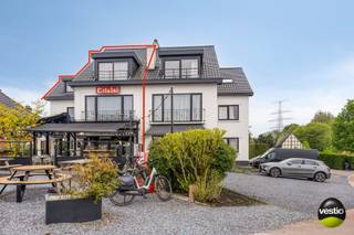 Op zoek naar een zorgeloze investering in het dynamische hart van Limburg? Dan is dit volledig verhuurde opbrengsteigendom aan de Luikersteenweg...