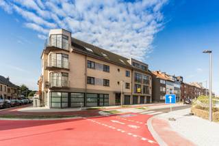 VALIMMAS verkoopt in het volle centrum van Asse dit instapklare duplex-appartement met individuele garagebox.
Het appartement omvat een living, een ingerichte keuken, twee toiletten, een nachthal, een berging, een badkamer met ligbad en douche, en drie kamers.
Individuele tellers, videofoon, lift,... . Inclusief de thans aanwezige verlichtingsarmaturen.
Appartement thans nog verhuurd sedert 04/08/2020 mits maandelijks € 940,95 + € 80 lasten. Opzeg voor eigen bewoning mogelijk (opzegtermijn 6 maand (vanaf datum akte)).
Garage thans nog verhuurd sedert 30/10/2024 mts maandelijks € 100. Opzeg voor eigen gebruik mogelijk (opzegtermijn 1 maand).
Residentiële ligging in het volle centrum van Asse, in een nieuw heraangelegde éénrichtingsstraat (fietsstraat / zone 30). Op wandelafstand van de Markt, OLV Ziekenhuis (AZorg), Park, station, winkels, scholen en openbaar vervoer.... Uitstekende Mobiscore = 8,9/10.