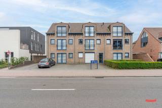 Quote van de dag: “betaalbaar wonen? Just niks.”<br /><br />Jep, dat horen we dus elke dag. En jawel, we geven je alleen maar gelijk. Betaalbaar wonen lijkt plots een luxe te zijn, in plaats van een basisrecht. <br /><br />Maar heel af en toe komt er eens een stulpje op de markt dat wél onder de 200.000 EUR zit en perfect is als instapper. <br /><br />Oké, het is allicht geen nieuwbouw van 85m² met 2 slaapkamers – dat snap je heus ook wel – maar ‘t is een prima starter. Ideaal om al eens te proeven van de woningmarkt, om dan achteraf weer zorgeloos te verkopen of te verhuren. Want voor dit soort stulpjes is nu eenmaal altijd een markt.<br /><br />Of je eerste stapjes in de investeringswereld aan ’t zetten? Perfect, want je krijgt er in dit geval meteen al een huurder bij. <br /><br />Indeling:<br />Omdat je wat compacter woont, heb je geen boodschap aan kleine, verloren hoekjes en kantjes. Dat zie je ook bij het binnenkomen: een kleine inkomhal als toegangspunt naar al je kamers: woonkamer met keuken, een apart toilet en de slaapkamer met aansluitend de badkamer. <br /><br />De woonkamer is een duidelijk verhaal: rechttoe rechtaan, met een open keuken. De keuken is niet nieuw, maar kan prima nog een rondje mee. Verder zorgt het grote raam aan de voorzijde voor veel licht.<br /><br />Aan de achterzijde van het appartement vinden we de slaapkamer. Het is er maar eentje, maar meteen wel lekker groot. Meer dan voldoende ruim voor een grote kastenwand, als kledingkast én extra bergruimte. Aansluitend zit de badkamer, en ook die is verrassend groot. Hier hetzelfde verhaal als de keuken: basic, maar netjes. Gooi je er meteen een nieuwe badkamer in? That’s up to you. Liever nog enkele jaren sparen? Ook prima, want de huidige badkamer kan nog tegen een stootje. Hier zitten ook de aansluitingen voor wassen en drogen.<br /><br />Tenslotte is er nog een apart toilet. <br /><br />En het voordeel van helemaal bovenaan wonen? Een heerlijk groot dakterras.<br /><br />Ook de auto heeft z’n eigen plekje, in de garage achter het gebouw. En jawel, die garage zit gewoon bij in de prijs. Duidelijk en transparant, zo hebben wij ’t graag.