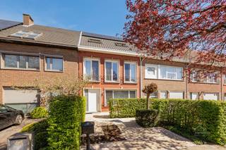 <p><span>Instapklare gezinswoning met 4 slaapkamers + bureel in geliefde buurt Buizegem (Edegem)</span></p><p><span> </span></p><p><span>Op zoek naar een ruime, instapklare woning op een toplocatie? Deze prachtige gezinswoning in de populaire wijk Buizegem te Edegem combineert comfort, ruimte en een rustige ligging, op wandelafstand van ’t Forum en tal van voorzieningen.</span></p><p><span>Bij het betreden van de woning wordt u verwelkomd in een lichtrijke leefruimte die naadloos overgaat in de moderne, ingebouwde open keuken. Deze is volledig uitgerust en vormt het hart van de woning, ideaal voor gezellige familiemomenten en etentjes met vrienden.</span></p><p><span> </span></p><p><span>De woning beschikt over maar liefst </span><span>4 volwaardige slaapkamers</span><span>, aangevuld met een </span><span>aparte bureelruimte</span><span>, perfect voor thuiswerk of hobby. Daarnaast zijn er </span><span>2 badkamers</span><span> en </span><span>3 toiletten</span><span>, wat zorgt voor optimaal comfort voor het hele gezin. Verder heeft de woning nog een heerlijke tuin met terras. Achteraan de tuin is er nog een grote berging aanwezig, ideaal voor fietsen, opslagruimte of extra hobbyruimte.</span></p><p><span> </span></p><p><span>Extra troeven:</span></p><ul><li><span>Rustige en kindvriendelijke ligging</span></li><li><span>Energiezuinig met een </span><span>gunstig EPC-label (166)</span></li><li><span>Voorzien van </span><span>10 zonnepanelen</span></li><li><span>Vliegenramen + rolluiken</span></li><li><span>Instapklaar </span></li></ul><p><span>Kortom, deze woning biedt alles wat u nodig heeft: ruimte, comfort en een uitstekende ligging in een van de meest gegeerde buurten van Edegem.</span></p><p><span> </span></p><p><span>Interesse? Aarzel niet en plan vandaag nog uw bezoek!</span></p><p><span>Vrijblijvend advies en gratis schatting van uw eigendom?</span></p><p><span> </span></p><p><span><span>Sven@home4you.be</span></span></p><p><span>0478240853</span></p><p><span> </span></p>