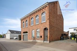 Op zoek naar een rustig gelegen maar vlot bereikbare instapklare woning die charme en modern comfort combineert? Dan is deze topaanbieding met...