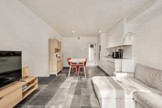 Ontdek nu deze zeer grondige en smaakvol verbouwde woning (2015).
De woning is centraal maar toch rustig gelegen.
Naast de woning is er een gezellig parkje met speeltuin gelegen, die ook toegankelijk is van de koer aan de achterzijde van de woning.
Aan de voorzijde van de woning is er de inkom, berging met plaats voor wasmachine, en het gastentoilet. Verder komen we in de leefruimte met open keuken en toegang naar het koertje vanwaar je toegang hebt tot het park.
Op de eerste verdieping is er de badkamer en een eerste ruime slaapkamer.
Op de  2de verdieping is er nog een heel grote 2de slaapkamer.
Bezoek? Bel Matthias 0497/76.84.89