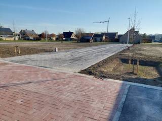 Danneels ontwikkelt het binnengebied tussen de Lijnzaadstraat, de Boterbloemstraat, de Madeliefjesstraat en de Brugsebaan in Gistel tot een een nieuwe familievriendelijke woonbuurt.<br /><br />In een eerste verkoopfase bieden wij hier 11 nieuwe bouwgronden te koop aan bestemd voor open bebouwing.<br /><br /> De perceelgrootte varieert van 424 m² tot 578 m² en alle bouwgronden worden te koop aangeboden zonder bouwverplichting. Je kan dus vrij kiezen wanneer én met welke bouwpartner(s) je samenwerkt. <br /><br />De stad Gistel is goed gelegen ten opzichte van de Kust en de provinciehoofdstad Brugge en is een ideale woonlocatie voor wie op zoek is naar een rustige maar goed bereikbare woonomgeving.<br /><br />In deze familievriendelijke woonwijk is geen doorgaand verkeer en in de centrale groenzone met speelzones kunnen de kleinste buurtbewoners zich helemaal uitleven. <br /><br />Hier woon jij rustig maar toch in het centrum, dicht bij alle voorzieningen. Er is een vlotte aansluiting met de N367 Brugge-Nieuwpoort en de E40.