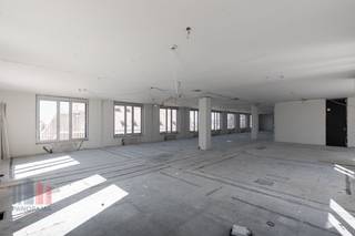 Hoogwaardige <strong>kantoorruimte van 1.817 m²</strong> in het prestigieuze Stéphanie Square, een elegant Art Déco-gebouw dat luxe, uitstraling en architectuur combineert in het hart van Brussel.<br />Gelegen aan het bruisende Stéphanieplein geniet deze toplocatie van een uitstekende bereikbaarheid en een hoogwaardige omgeving met internationale winkels, gastronomische restaurants, culturele hotspots, wellnessfaciliteiten en gerenommeerde modehuizen op wandelafstand.<br /><br />De kantoren combineren authentieke charme met moderne technologie en zijn uitgerust met <strong>dubbele beglazing,</strong> plafondventilatie, een performant <strong>koel- en ventilatiesysteem</strong>, zeven liften en twee goederenliften. Daarnaast beschikt het gebouw over een hoogspanningscabine, laagspanningssysteem, CCTV, toegangscontrole met badge en een professionele receptie.<br /><br />Duurzaamheid staat centraal dankzij vernieuwde isolatie, groendaken en een <strong>BREEAM Very Good-certificering</strong>. Verder biedt het gebouw drie niveaus ondergrondse parking met laadstations voor elektrische voertuigen en een vlotte, veilige toegang voor fietsers.<br /><br />Een stijlvolle business lounge met toegang tot het dakterras, een volledig vernieuwde inkomhal met binnentuin en groene wand zorgen voor een representatieve en aangename werkomgeving.<br /><br />Contacteer <strong>PANORAMA B2B </strong>voor meer informatie of een vrijblijvend plaatsbezoek via <strong>0477 09 00 09</strong>.