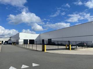 Dit recente industrieel pand bevindt zich aan de Bosstraat 46 in Lummen, centraal in Limburg en vlak bij het klaverblad van de E313 en E314...