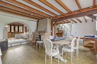 Dit ruime huis te koop biedt een unieke kans voor wie op zoek is naar instapklaar huis in het landelijke Pajottegem. Gelegen op een...