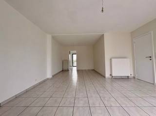 <p><span>Ruim 2-slaapkamerappartement met lift en autostaanplaats in garage in Sint-Gillis-Dendermonde</span></p><p><span>Op een </span><span>centrale en praktische ligging in Sint-Gillis-Dendermonde</span><span> bevindt zich dit ruime appartement met twee slaapkamers. Winkels, restaurants, openbaar vervoer, sportfaciliteiten en andere dagelijkse voorzieningen bevinden zich in de nabije omgeving. Ook het centrum van Dendermonde en de belangrijkste verbindingswegen zijn vlot bereikbaar.</span></p><p><span>Via de inkomhal komt u in de </span><span>ruime en lichtrijke leefruimte</span><span>, waar zowel een gezellige zithoek als een eetplaats kan worden ingericht. De leefruimte sluit rechtstreeks aan op de nieuwe compleet </span><span>uitgeruste keuken met aangrenzend terras</span><span>, wat zorgt voor een aangename en praktische woonindeling. Aansluitend aan de keuken bevindt zich een handige </span><span>berging</span><span>, ideaal voor extra voorraad en huishoudelijke spullen.</span></p><p><span>Het appartement beschikt over </span><span>twee ruime slaapkamers</span><span>, die voldoende mogelijkheden bieden.</span></p><p><span>De nieuwe </span><span>badkamer</span><span> is uitgerust met een inloopdouche en badkamermeubel met lades. Een afzonderlijk </span><span>gastentoilet</span><span> zorgt voor extra praktisch comfort.</span></p><p><span>Het gebouw beschikt over een </span><span>lift</span><span>, waardoor het appartement vlot bereikbaar is. Bovendien is er een autostaanplaats in de gemeenschappelijke garage aanwezig, bereikbaar via een achterliggende straat.</span></p><p><span>Een instapklaar en ruim appartement op een </span><span>centrale locatie in Sint-Gillis-Dendermonde</span><span>, met alle dagelijkse voorzieningen binnen handbereik. Ideaal voor wie comfortabel wil wonen met een vlotte bereikbaarheid en alles wat nodig is in de directe omgeving.</span></p><p><span>Gemeenschappelijke kosten ca. € 60 (lift, gemeenschappelijke elektriciteit, syndicus, ...)</span></p><p><span>Verdere info of een bezoek ter plaatse contacteer Immo Twins 052/55.55.55 of info@immotwins.be</span></p>