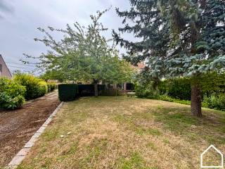 Deze te renoveren woning in Ieper biedt met zijn 5SLPSK, loods, garage en grote tuin een grote opportuniteit om hier iets tofs van te maken!<br /><br />ONTDEK DE VASTGOEDVIDEO; https://youtube.com/embed/j_H49Jvg1Wc<br /><br />Indeling;<br /><br />GLV;<br /><br />Inkom (7,4m²), bureauruimte (14,7m²), leefruimte (30,5m²), keuken (10,2m²), wasberging (17m²), polyvalente ruimte (22m²), terras, tuin , oprijlaan, garage (24m²), loods (103m²)<br /><br />Verdieping 1;<br /><br />Nachthal (8,5m²), 5 slaapkamers (20m² - 15,5m² - 14,5m² - 40m² - 10,4m²)<br /><br />Verdieping 2;<br /><br />Zolder<br /><br />Verdieping -1;<br /><br />Kelder <br /><br />Extra; Gas aanwezig, regenwater, rustige ligging,...<br />