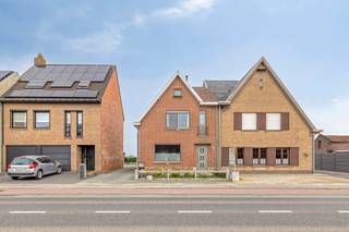 Gelegen langs de Steenweg op Aalst 200 te Opwijk bevindt zich deze solide woning uit 1953 met tal van mogelijkheden voor wie op zoek is naar...