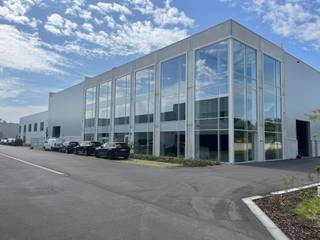 <span>BELANGRIJKSTE KENMERKEN</span><br /><span>- nieuwbouw magazijn met kantoor</span><br /><span>- 1.500m² magazijn (mogelijkheid totaal 3.000m² te huren)</span><br /><span>- gelijkvloers kantoor van 300m² en 260m² kantoor op verdiep 1</span><br /><span>- 10,50 m vrije hoogte (onder spant); 12m vrije hoogte (onder dak)</span><br /><span>- mogelijkheid tot gebruik van 1 los- laadkade</span><br /><span>- 1 gelijkvloerse poorten</span><br /><span>- op 5 km van de E19</span><br /><span>- onmiddellijk beschikbaar </span>