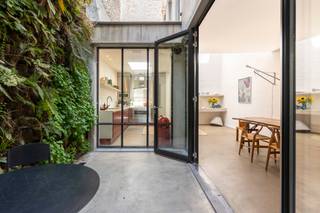 Deze uitzonderlijke woning straalt karakter en verfijning uit, en biedt met haar 253 m² bewoonbare oppervlakte een harmonieuze mix van...